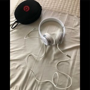 Beats headphones solo white color